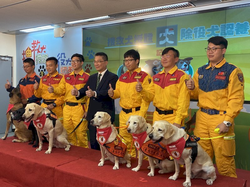 Ministro del Interior entrega diploma a 6 perros de rescate con clasificación MRT