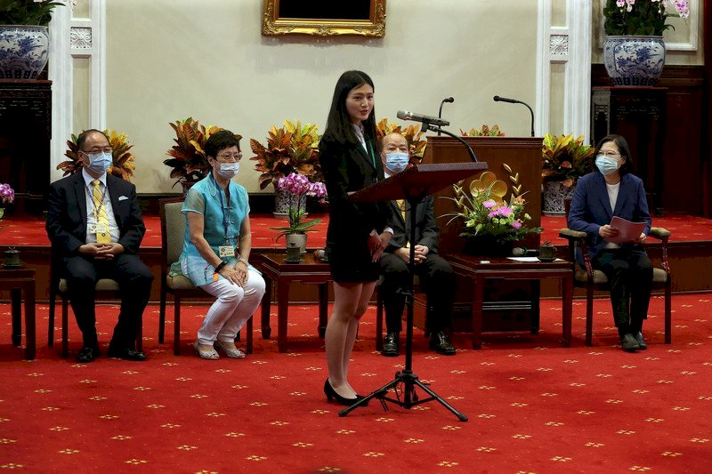 Tsai Ing-wen recibe a los galardonados del premio “Jóvenes Sobresalientes”