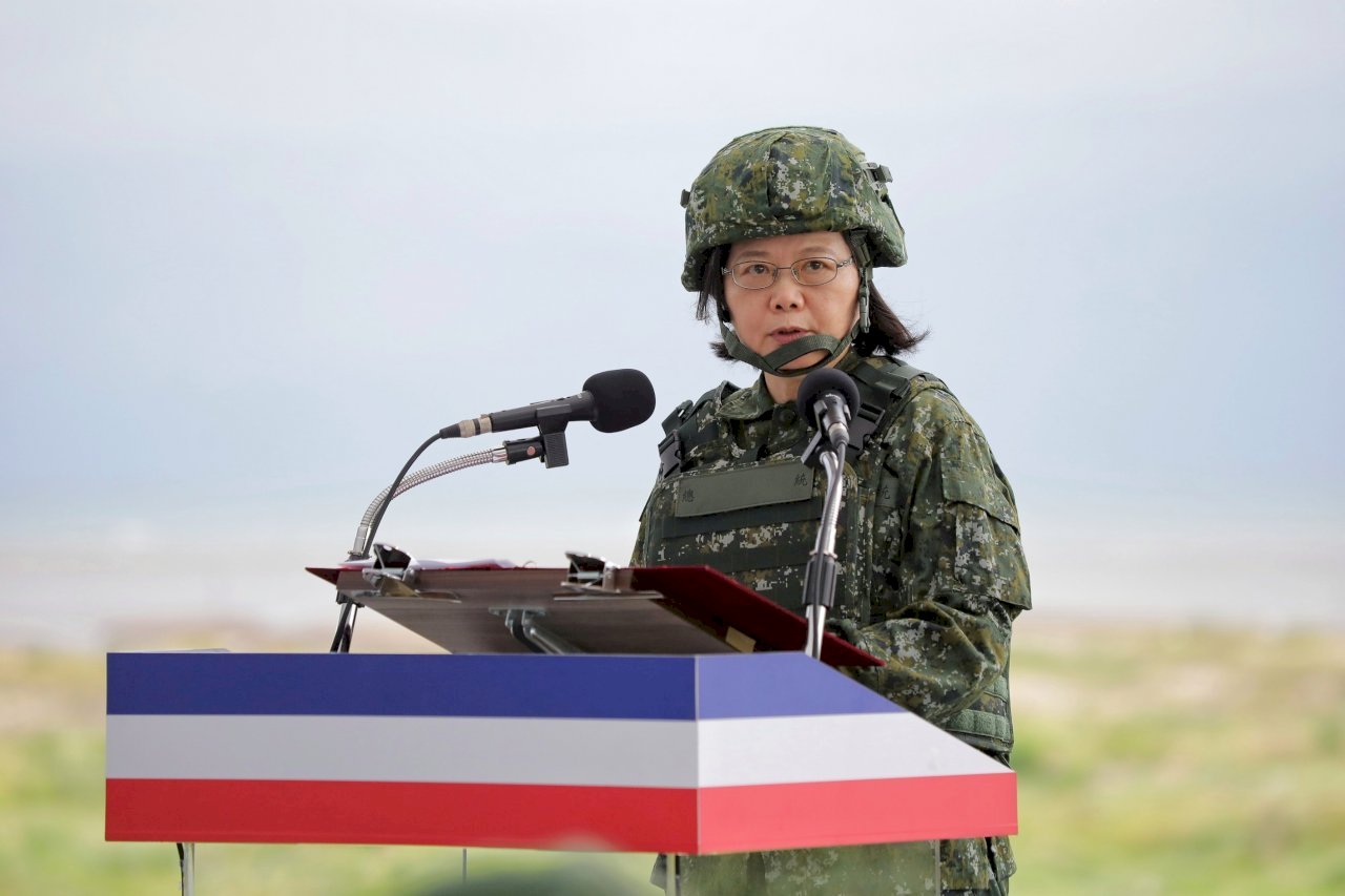 Tsai Ing-wen elogia la actitud del ejército durante los ejercicios Han Kuang
