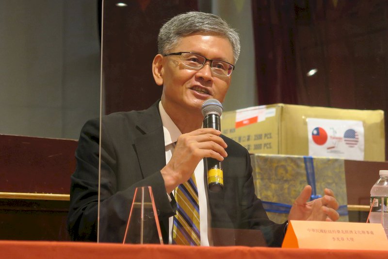 James Lee dona 10 000 mascarillas de Taiwán en representación del Gobierno