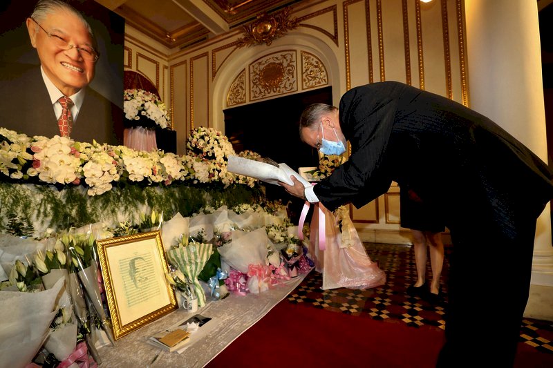 Ministro Joseph Wu y representante de EE.UU. en Taiwán presentan saludo póstumo a Lee Teng-hui