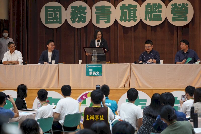 Tsai Ing-wen invita a los jóvenes a ser valientes y expresar lo que piensan