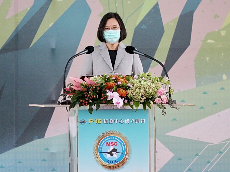 Presidenta Tsai Ing-wen inaugura centro de mantenimento de aviones caza F-16