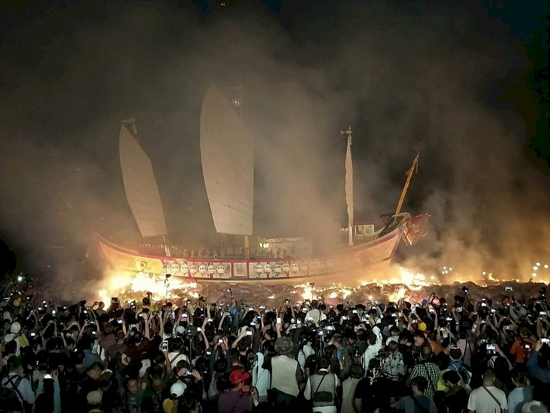 El Festival de Bienvenida de los dioses Wang Ye de Tunggang