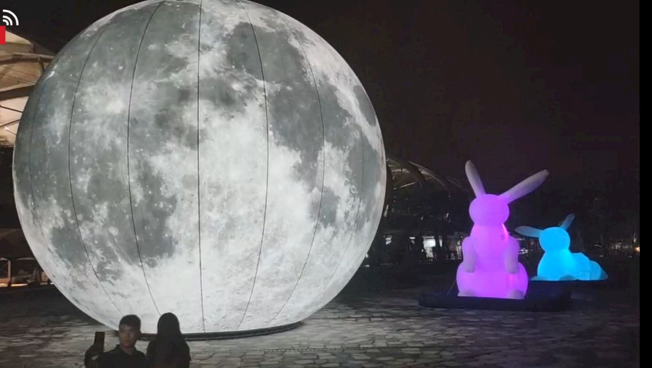 Estación de Trenes de Dongshan, Yilan, se ilumina con enorme “luna”