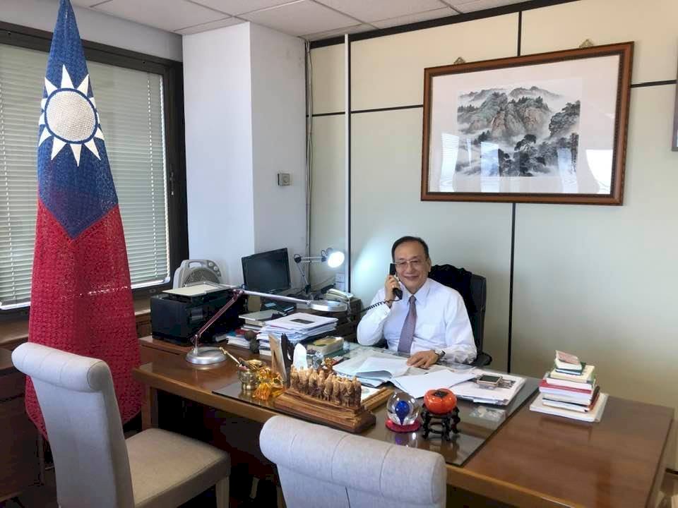 Representante de Taiwán en España reafirma adherencia a la democracia en entrevista radial
