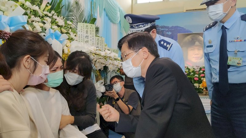 El ministro de Defensa visita a los familiares del piloto fallecido Chu Kuan-meng