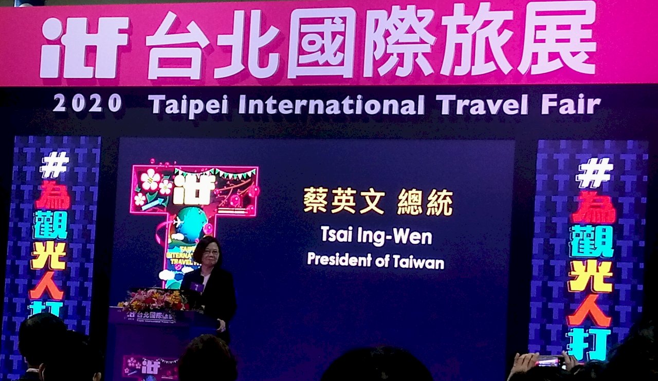 Tsai Ing-wen anima a los miembros de la industria en la Feria Internacional de Turismo de Taipéi