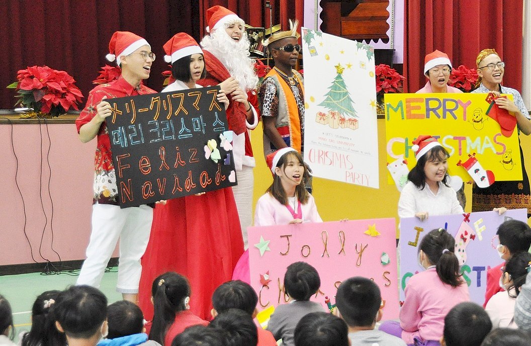 Estudiantes internacionales preparan fiesta de Navidad en escuela de Changhua