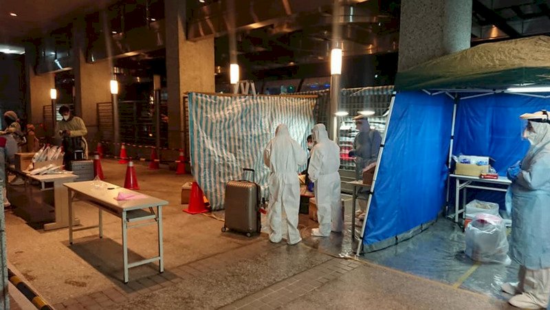 Llegan los pasajeros de China Airlines procedentes de Gran Bretaña
