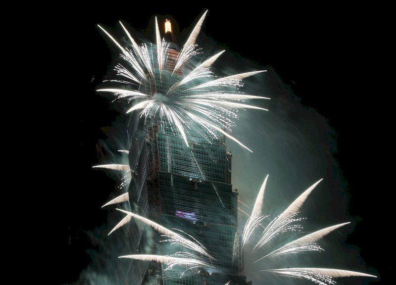 Espectáculo de fuegos artificiales del Taipéi 101 muestra efectos especiales tridimensionales