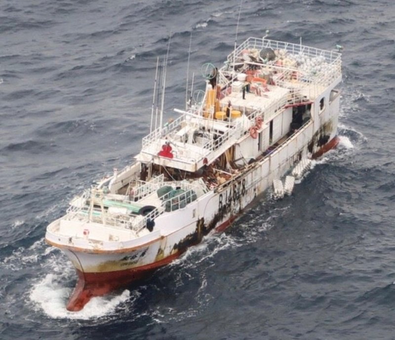 El pesquero taiwanés a la deriva en las islas Midway parece haber sido abandonado por su tripulación