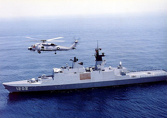 La fragata Xining sufre daños al salir de puerto