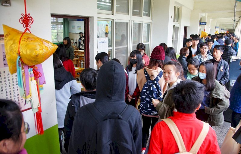 Padres de familia no podrán acompañar a sus hijos en exámenes de admisión a universidad