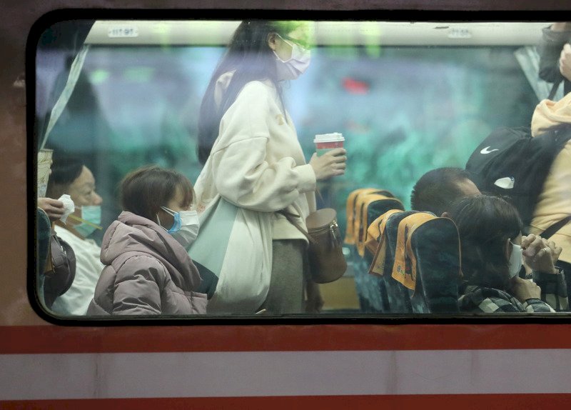 El gobierno decidirá mañana si implementa medidas más estrictas en el transporte público