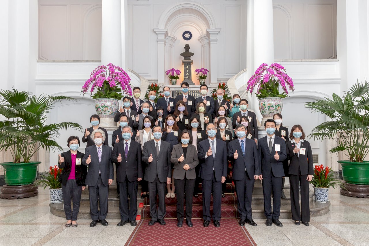 Presidenta Tsai Ing-wen felicita a funcionarios público ejemplares