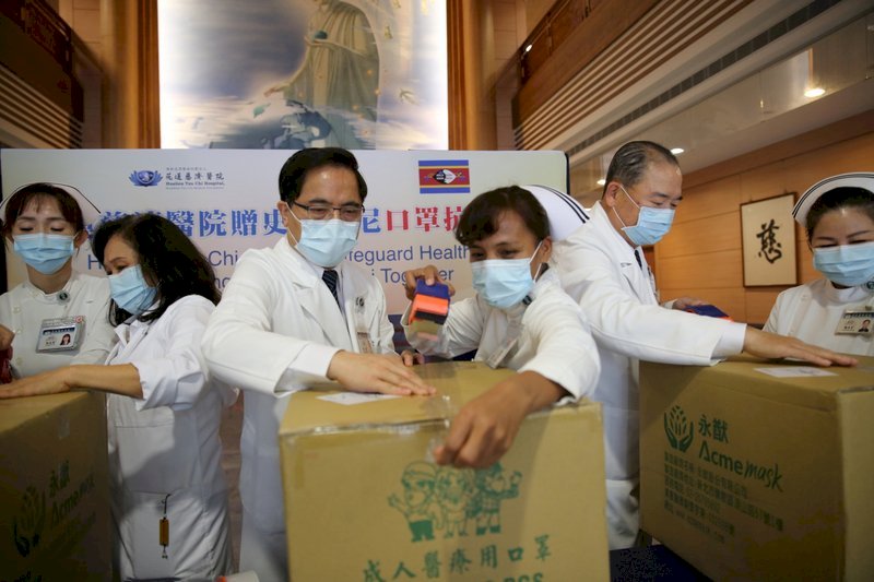 El Hospital de Tzuchi en Hualien dona mascarillas al Reino de Esuatini