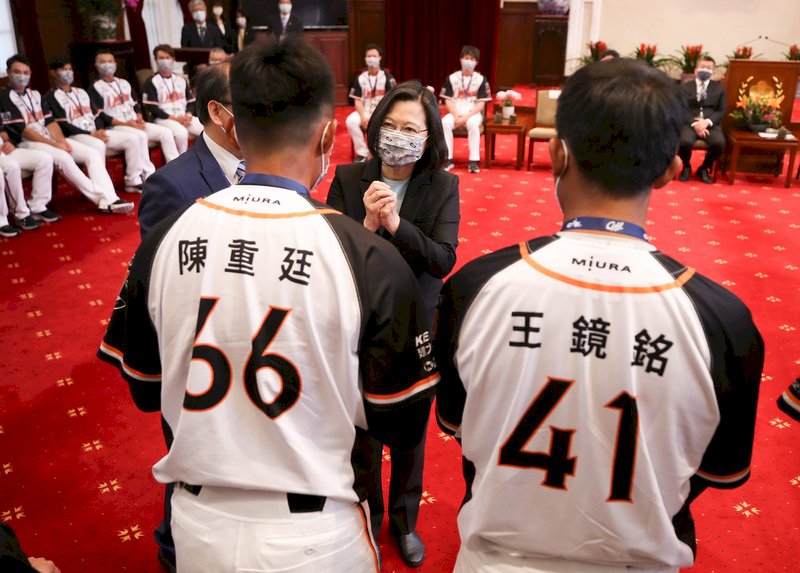 Tsai Ing-wen recibe a los “Leones Uni-President” en la Oficina Presidencial