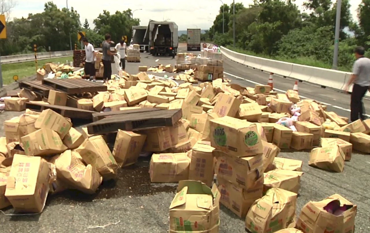 La basura se acumula en las autopistas taiwanesas