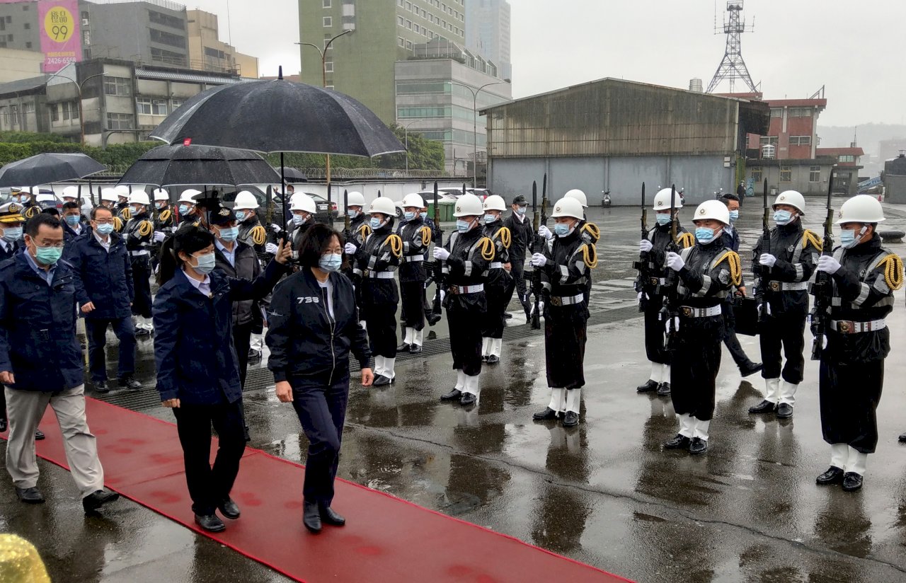 Tsai Ing-wen visita el muelle militar Weihai de Keelung