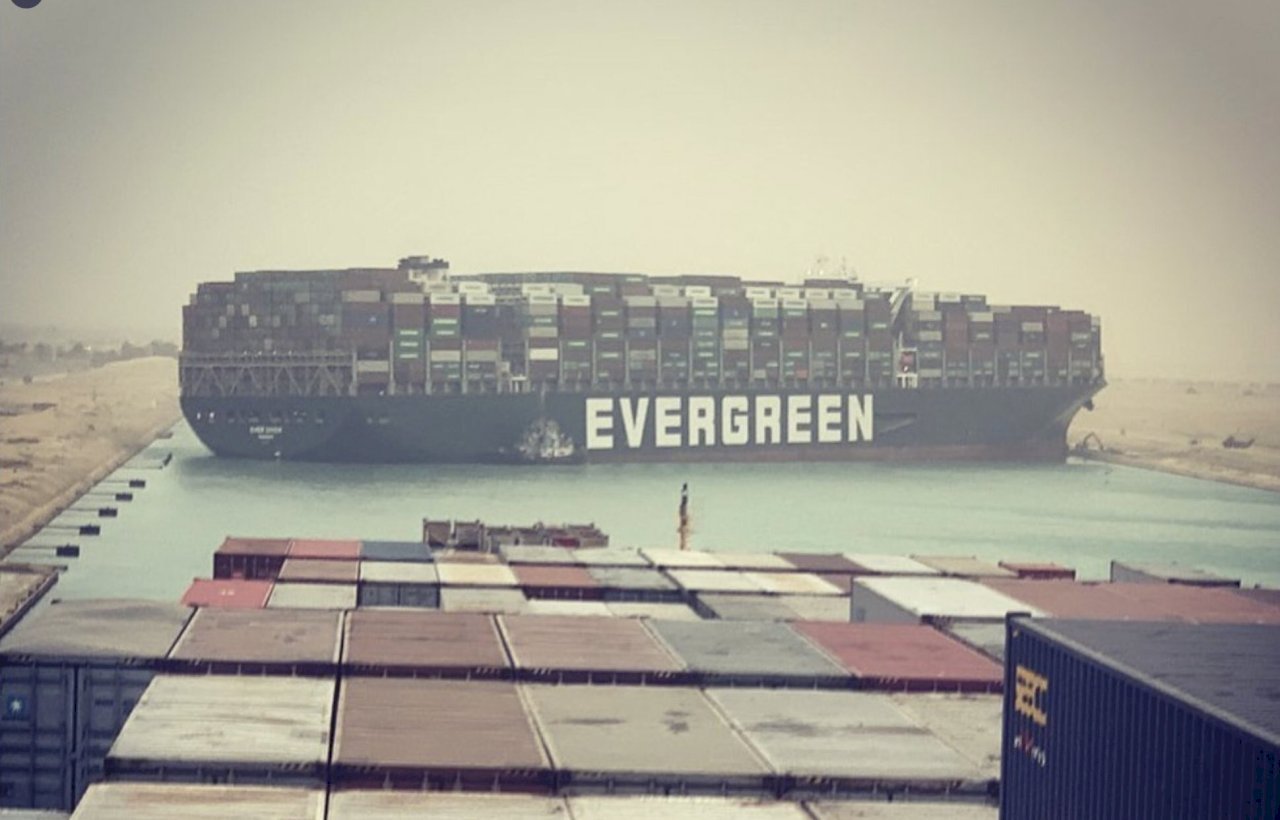Barco de carga de la empresa taiwanesa Evergreen bloquea el canal de Suez