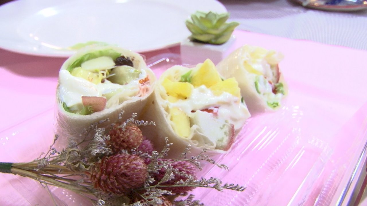 Nuevos diseños de rollitos de primavera ayudan a promocionar la piña