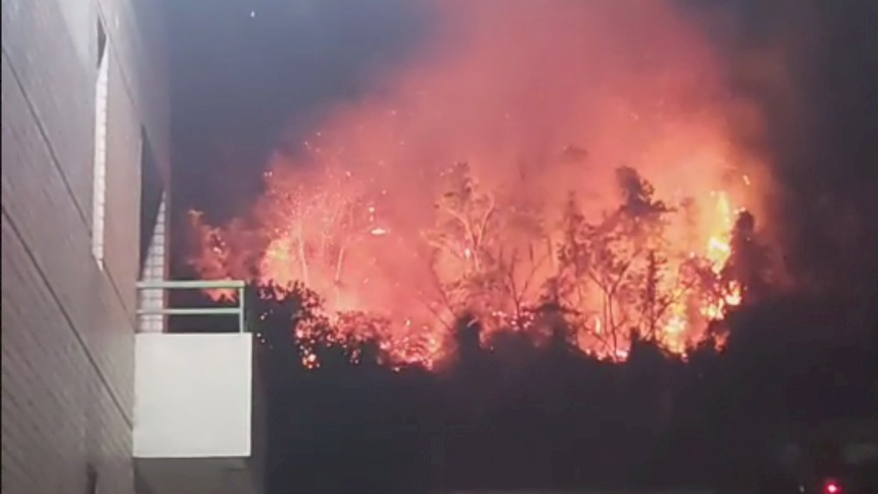 Taiwán saca agua del Lago del Sol y la Luna para apagar el incendio de Nantou