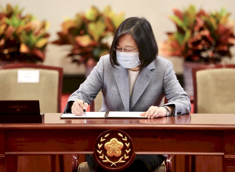 Tsai Ing-wen firma 