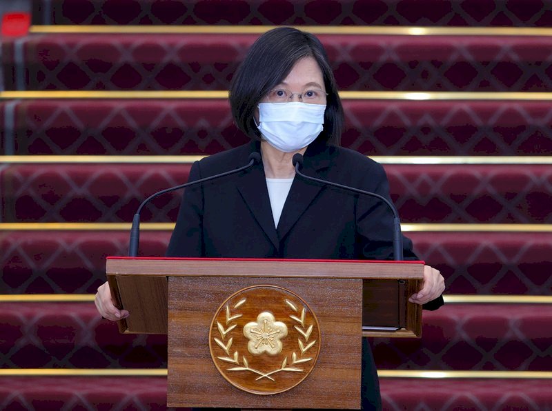 Presidenta Tsai Ing-wen pide a la población mantenerse alerta tras rápido incremento de casos de COVID-19