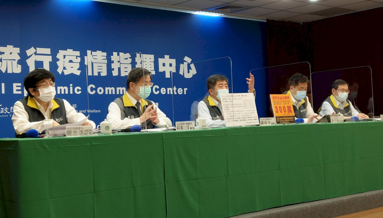 Taiwán detecta 333 casos locales y se suspende el ingreso de extranjeros sin permiso o visado de residencia