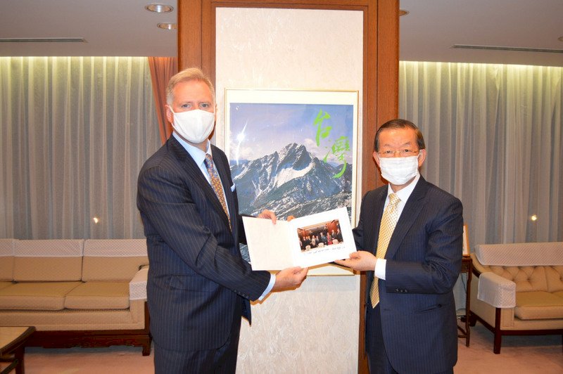 El encargado de negocios de EE. UU. en Japón visita la oficina de Taiwán en Tokio