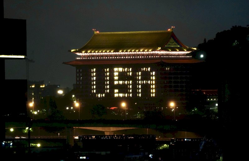 El Gran Hotel de Taipéi despliega un luminoso la palabra USA para agradecer la donación de vacunas de EE. UU. a Taiwán (Foto: CNA)