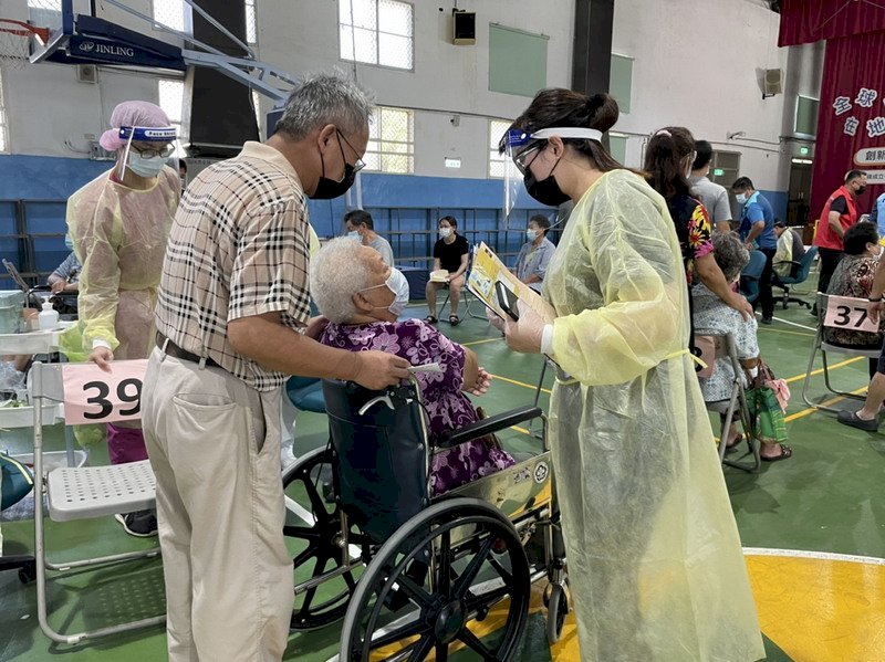 Preocupación por muerte súbita en personas mayores tras vacunación