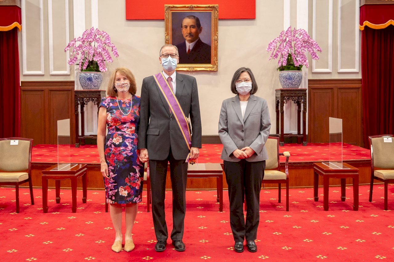 Tsai Ing-wen otorga alta condecoración civil a director de sede de Taipéi del AIT