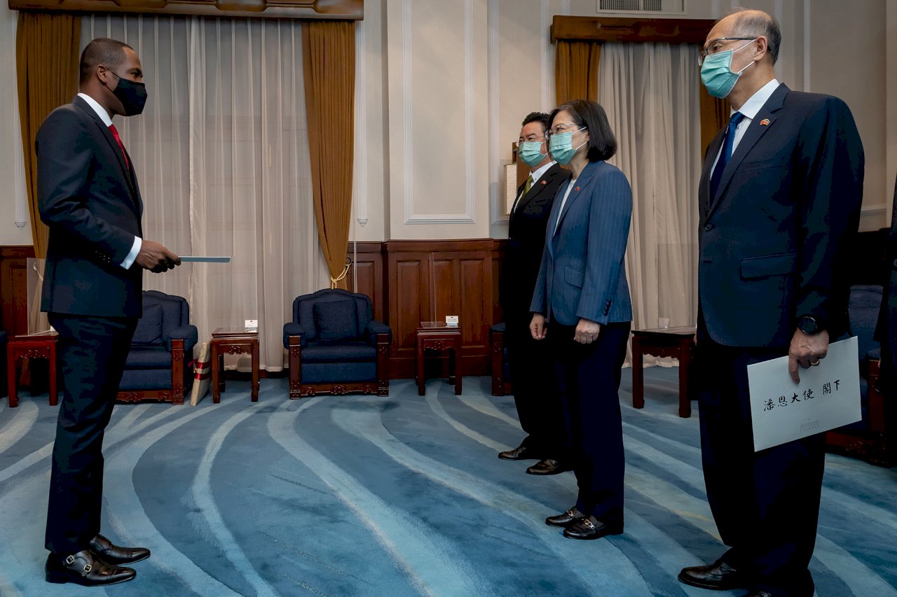 Tsai Ing-wen recibe las credenciales del nuevo embajador de Haití en Taiwán