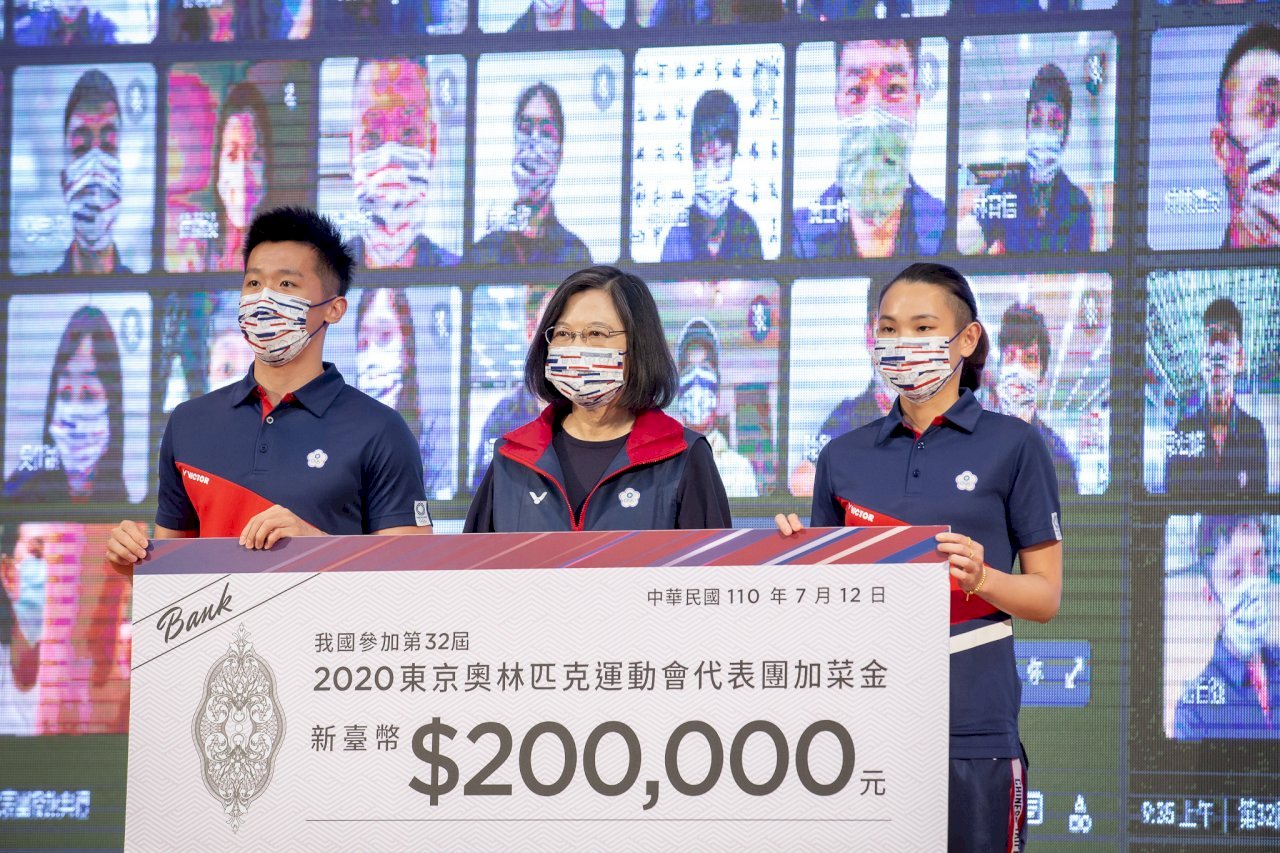 Tsai Ing-wen presenta la bandera taiwanesa para los juegos olímpicos