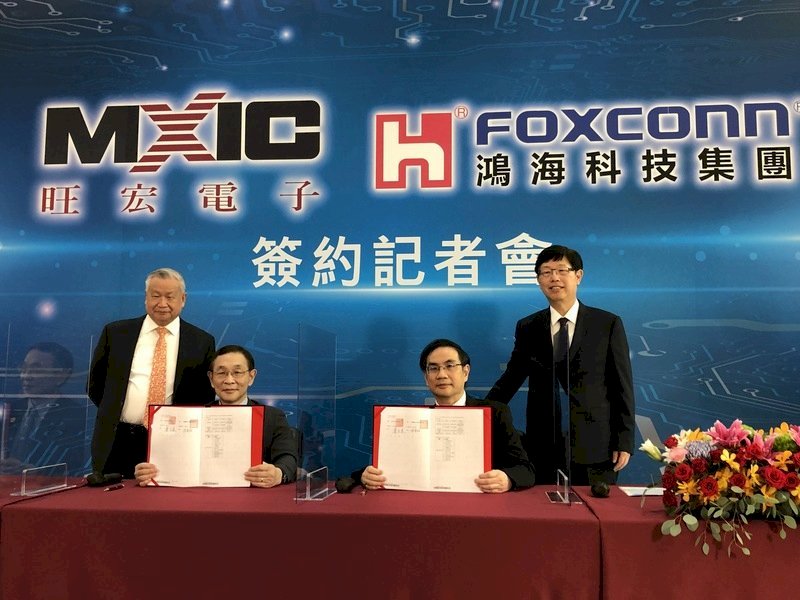 Conglomerado tecnológico Foxconn compra fábrica de obleas semiconductoras