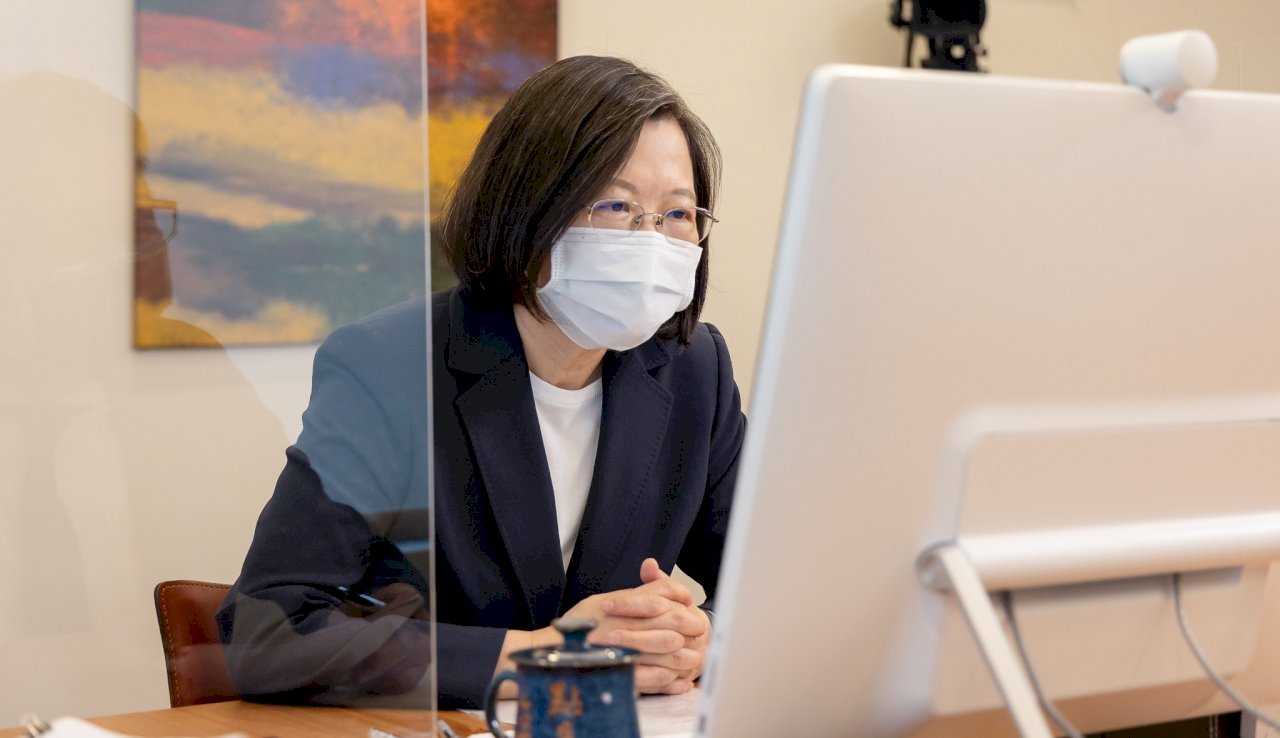 Tsai Ing-wen aboga por formar un crisol de trabajadores cualificados en semiconductores con Japón y EE. UU.