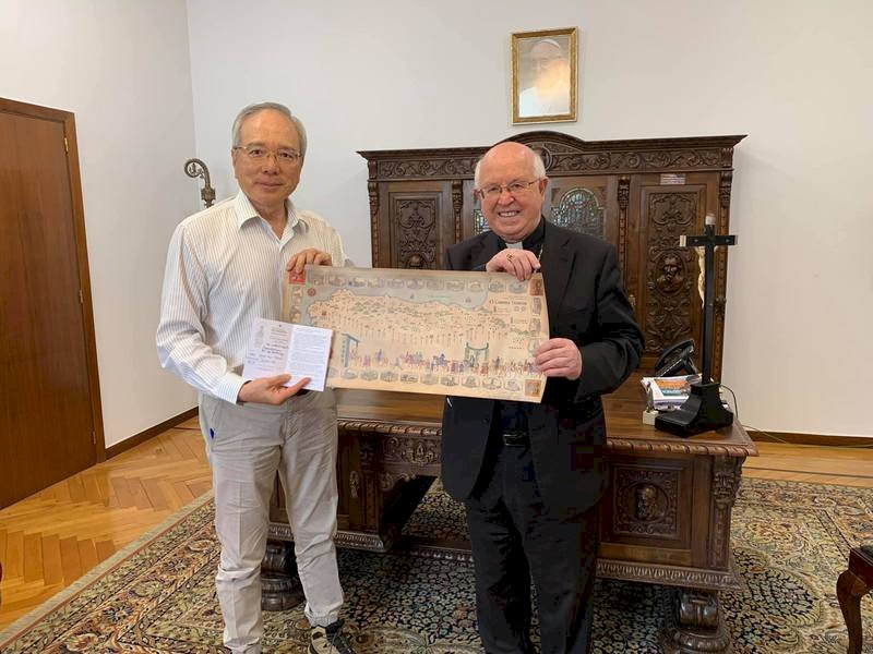 El embajador Matthew Lee realiza la peregrinación por el Camino de Santiago