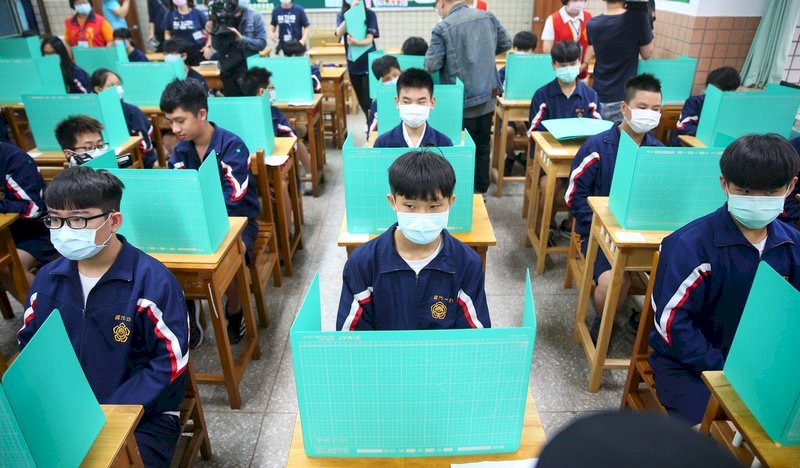 Paneles divisorios entre otros preparativos para el inicio del año escolar