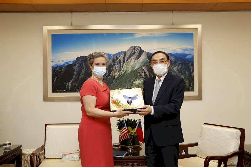 Nueva directora del AIT se reúne con funcionarios taiwaneses de alto rango