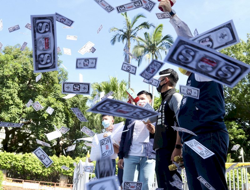 Cupones versus dinero efectivo