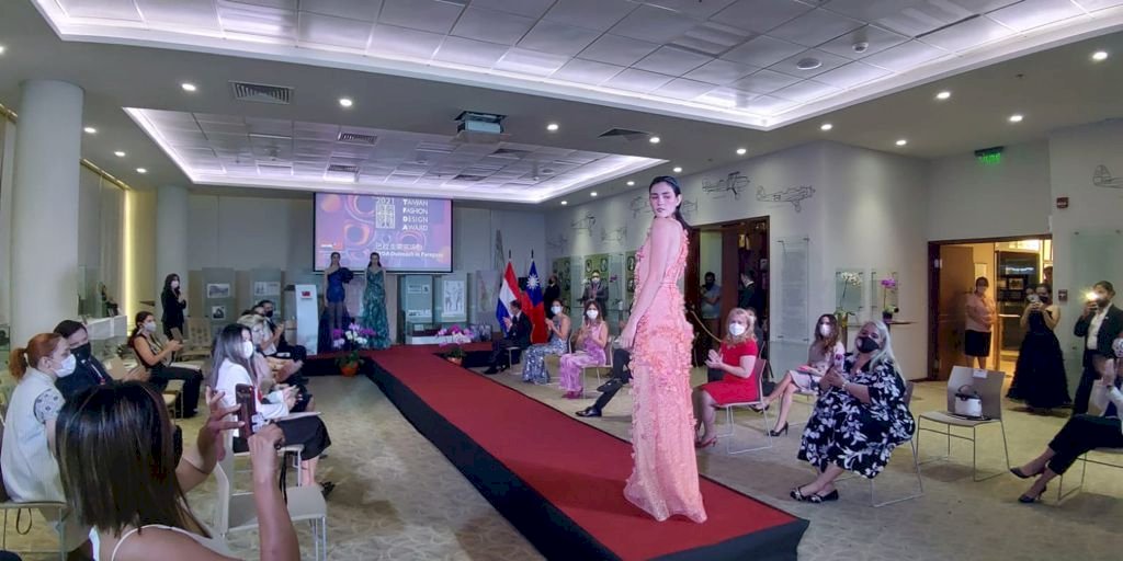 La embajada de Taiwán en Paraguay presenta el trabajo del diseñador Andrés Báez