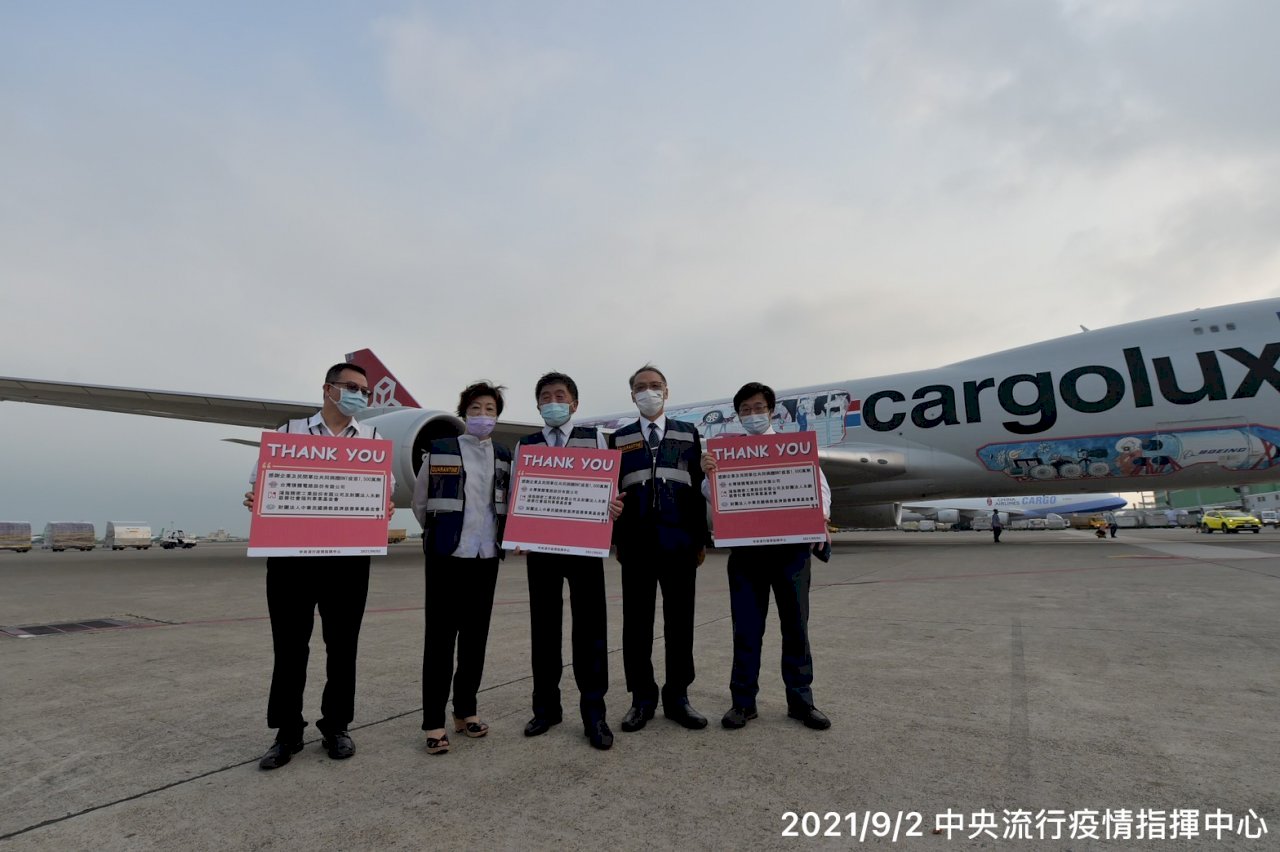 Recibimiento especial para la primera partida de la vacuna BioNTech en el aeropuerto de Taoyuan