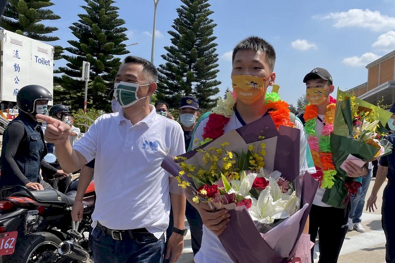 Algunas actividades de los campeones olímpicos Lee Yang y Wang Chi-lin