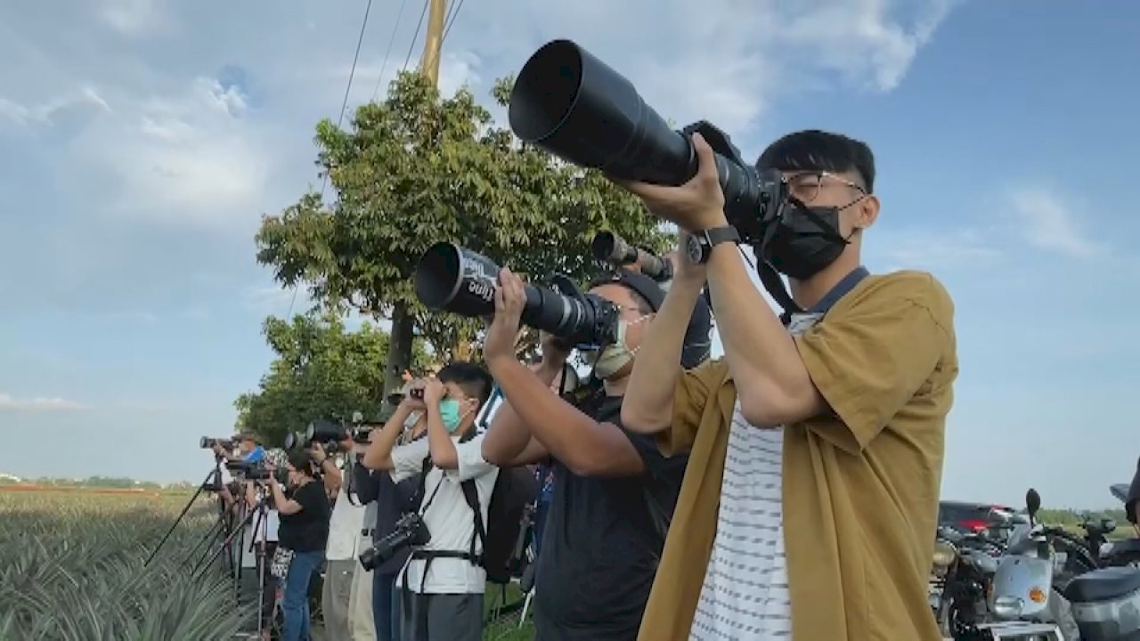 Aficionados a lo militar fotografían el aterrizaje de aviones de combate en los ejercicios Han Kuang