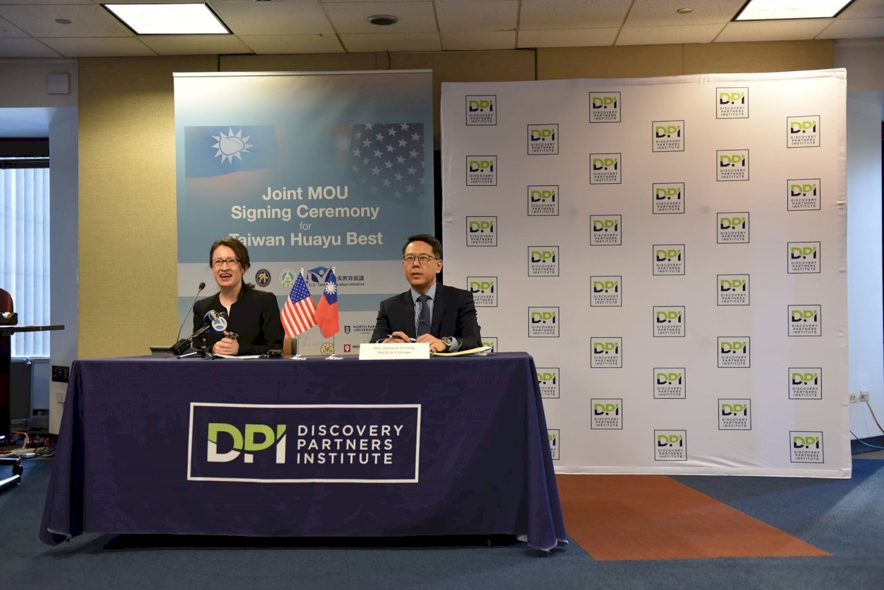 Doce universidades taiwanesas y estadounidenses firman memorandos para la enseñanza de mandarín