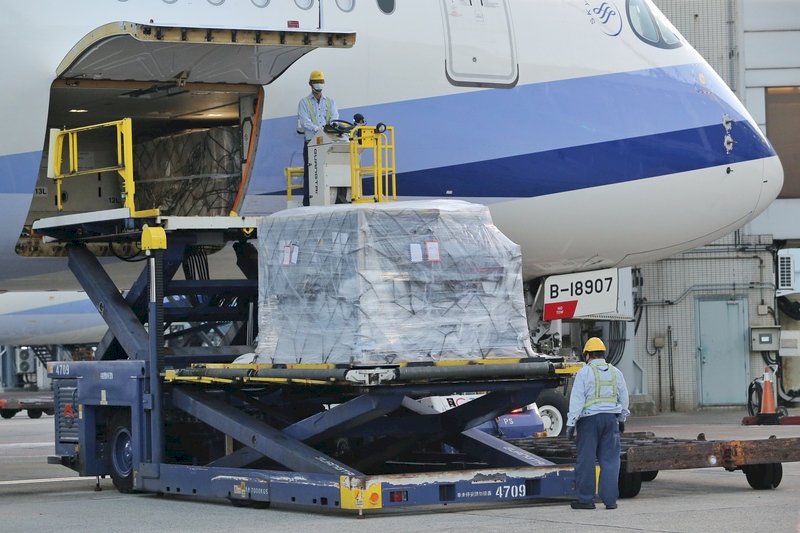 Llegan a Taiwán más de 870 000 dosis de la vacuna de BNT