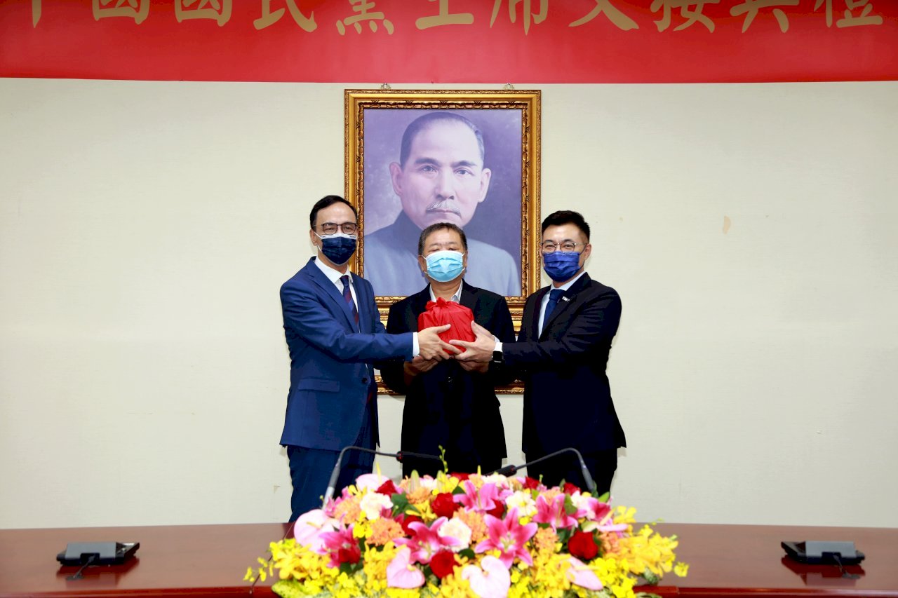 Eric Chu llama a la unidad del partido tras convertirse oficialmente en líder del Kuomintang