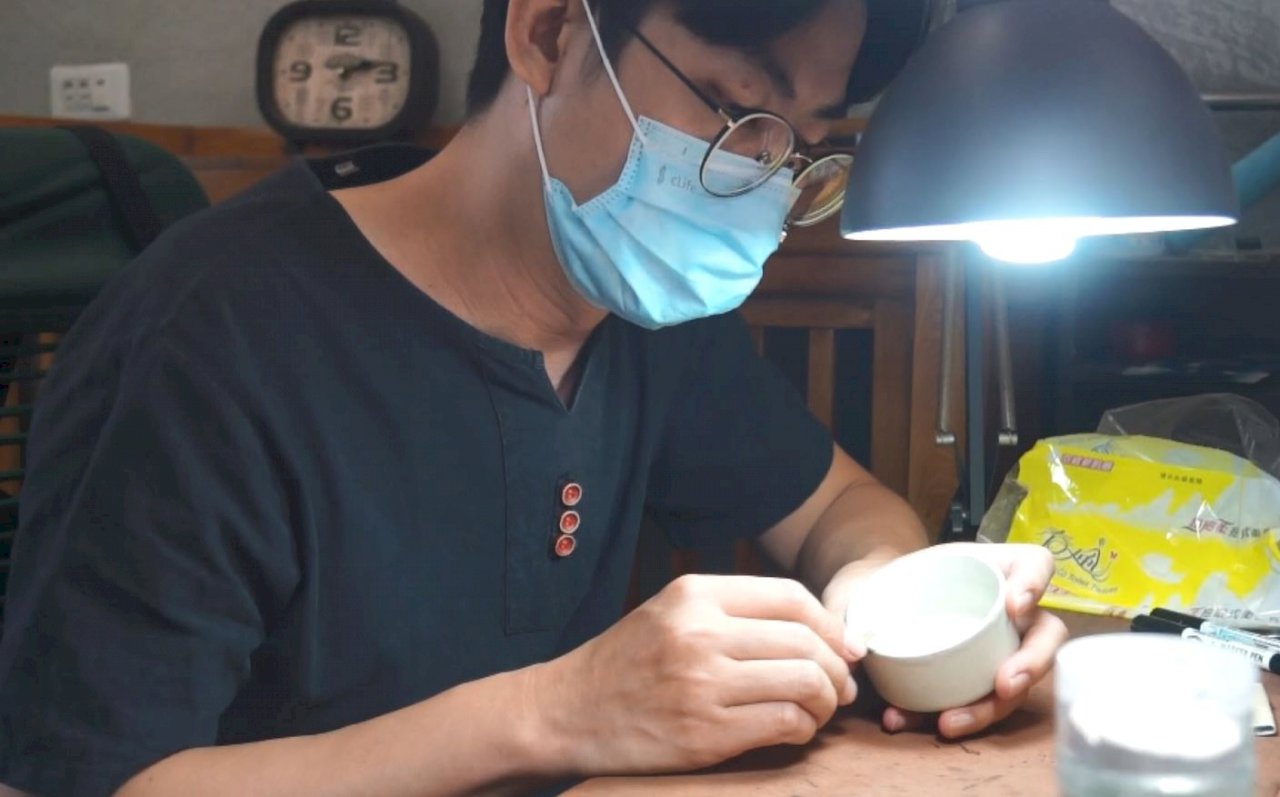 Un artesano que reconstruye objetos con historias